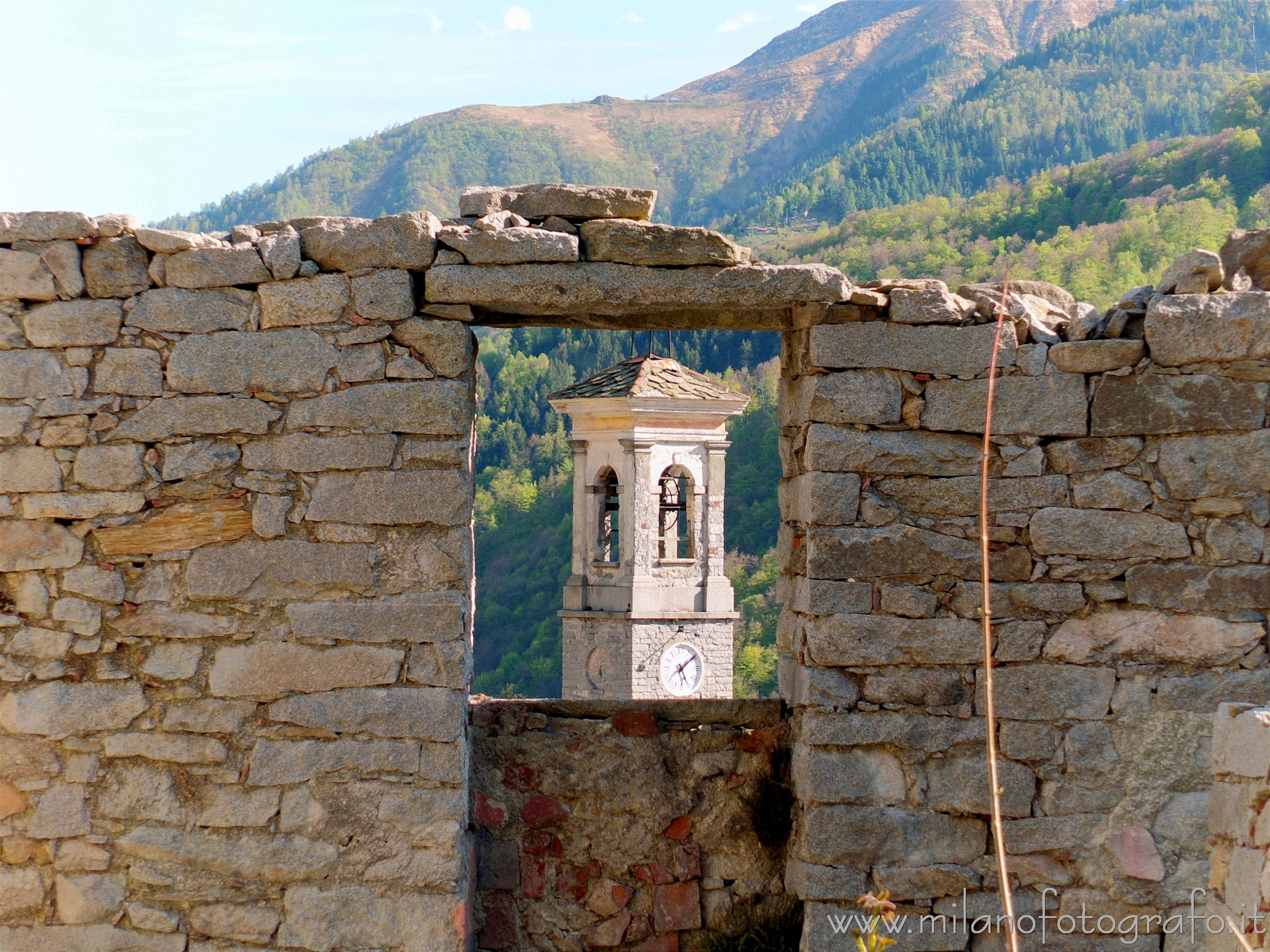 Forgnengo frazione di Campiglia Cervo (Biella) - Campanile della chiesa da dietro ad un vecchio muro